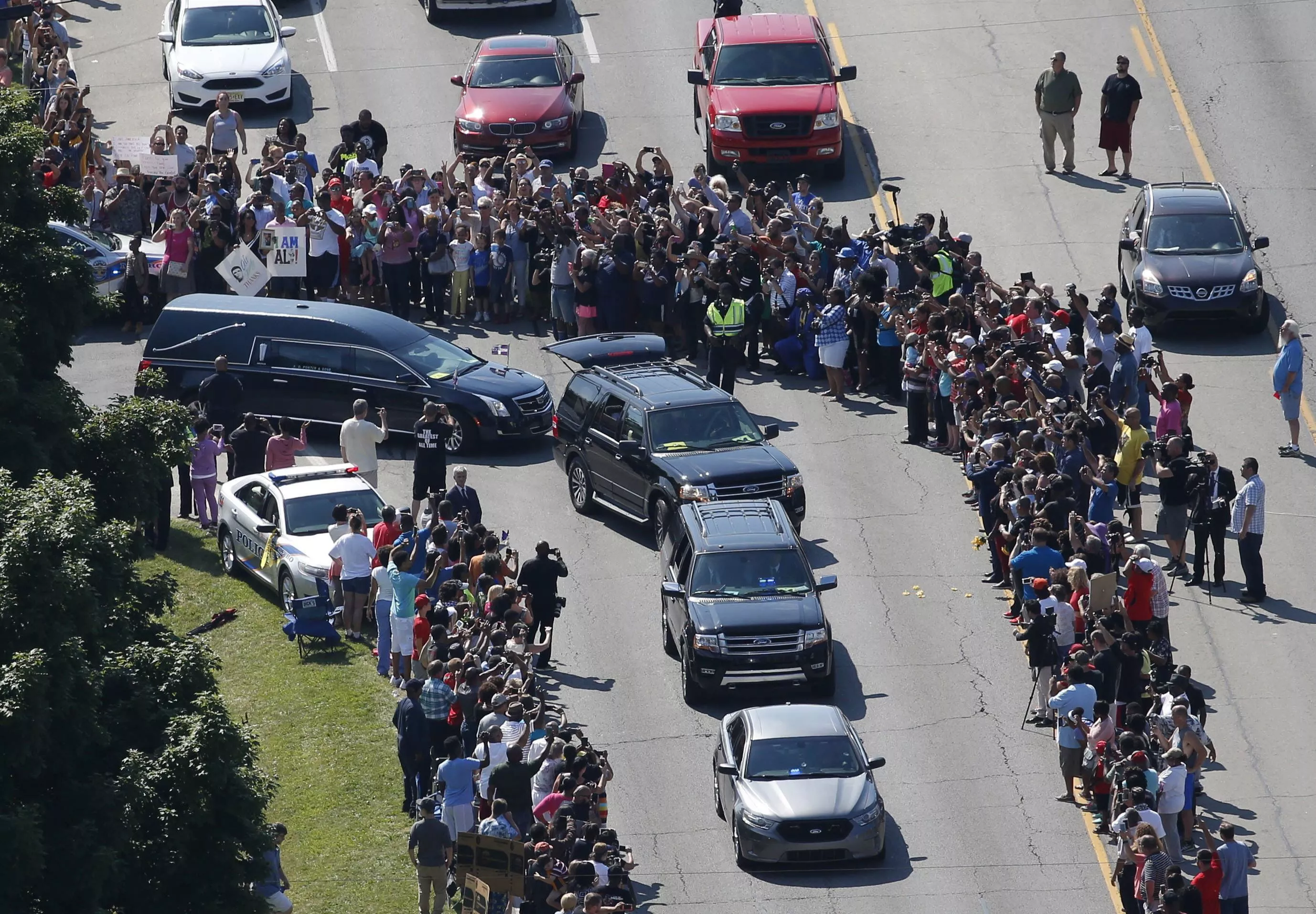 the hearse center l carrying the remains of muhammad ali leaves the a d porter amp sons funeral home during the funeral procession for the three time heavyweight boxing champion in louisville kentucky us june 10 2016 photo reuters the hearse center l carrying the remains of muhammad ali leaves the a d porter amp sons funeral home during the funeral procession for the three time heavyweight boxing champion in louisville kentucky us june 10 2016 photo reuters