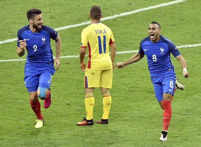 france 039 s forward dimitri payet r celebrates scoring the 2 1 goal with team mate france 039 s forward olivier giroud l next to romania 039 s midfielder gabriel torje during the euro 2016 group a football match between france and romania at stade de france in saint denis north of paris on june 10 2016 photo afp