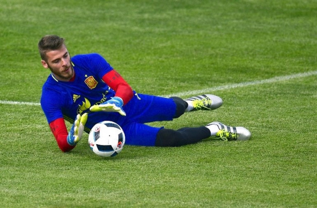 spain 039 s goalkeeper david de gea stops a ball during a training session at saint martin de re 039 s stadium on june 10 2016 prior the start of the euro 2016 football tournament photo afp spain 039 s goalkeeper david de gea stops a ball during a training session at saint martin de re 039 s stadium on june 10 2016 prior the start of the euro 2016 football tournament photo afp