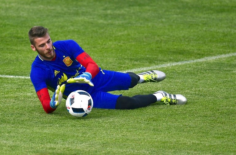 spain 039 s goalkeeper david de gea stops a ball during a training session at saint martin de re 039 s stadium on june 10 2016 prior the start of the euro 2016 football tournament photo afp