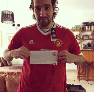 shahbaz taseer receives signed jersey from man utd