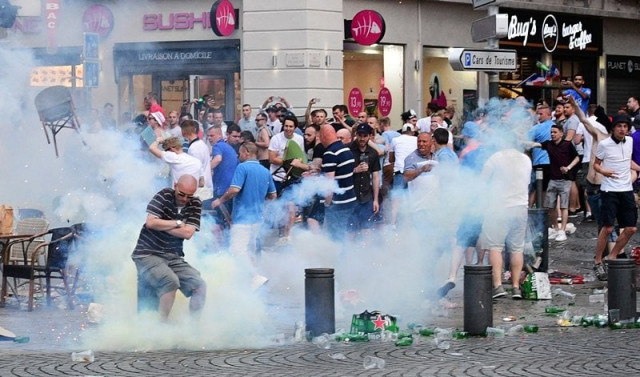 tear gas is released by french police as england fans gather in the port of marseille on june 10 2016 ahead of england 039 s euro 2016 match against russia photo afp