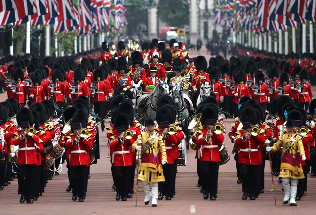 britain 039 s queen elizabeth ii returns to buckingham palace along the mall after watching the queen 039 s birthday parade 039 trooping the colour 039 in london on june 11 2016 photo afp