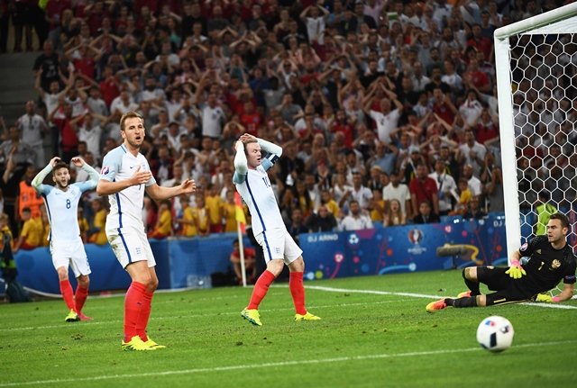 euro 2016 kane should fear being replaced by vardy says shearer