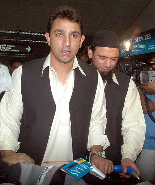 azhar mahmood arrive in hyderabad march 1 2008 photo afp