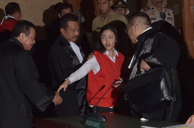 indonesian suspect jessica kumala wongso c is guarded by her lawyers after her trial at the central jakarta court in jakarta on june 15 2016 wongso accused of murdering a friend by slipping cyanide into her coffee at an upmarket jakarta cafe goes on trial in a case that has caused a row between indonesia and australia over death penalty agreement photo afp