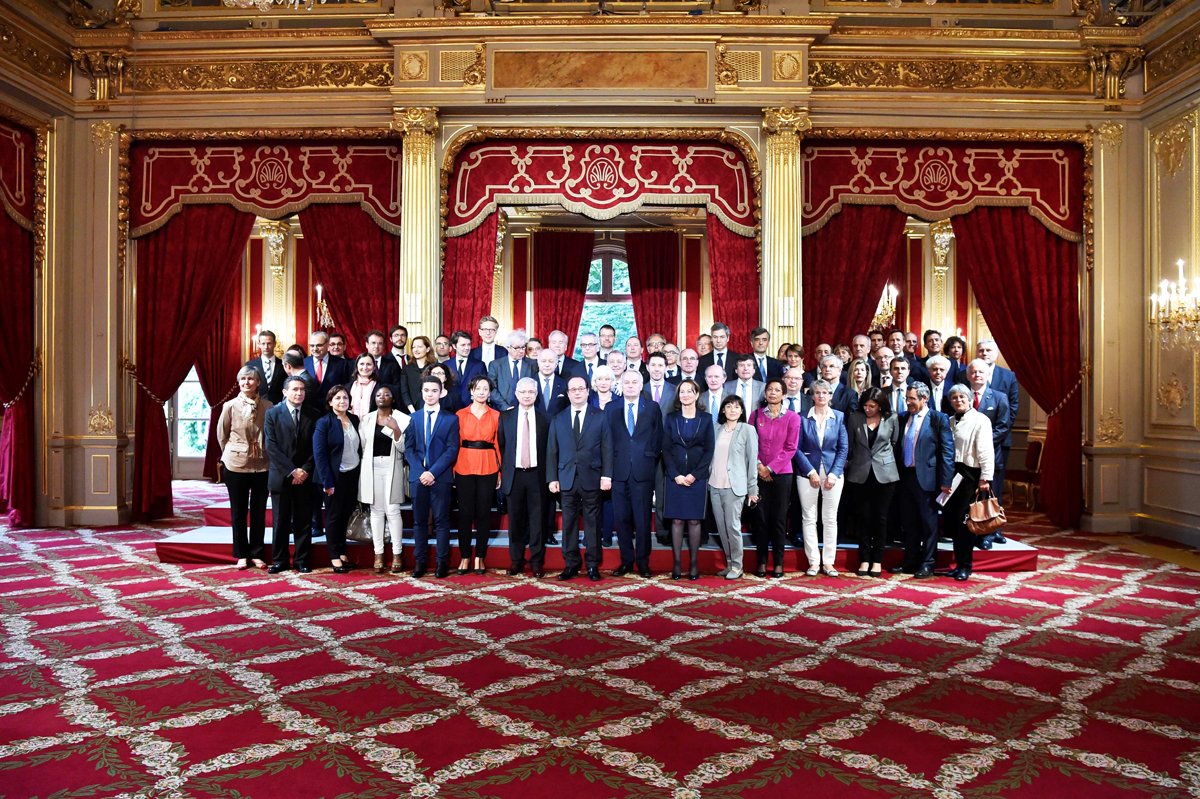 officals pose for a group photo at the elysee palace on june 15 2016 in paris after a ceremony for the ratification of the cop21 agreement reached in paris aimed at keeping a rise in global temperatures below 1 5 degrees celsius afp photo