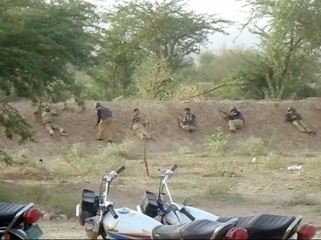 elite force personnel head to join the operation left as policemen take positions in the operation against members of ghulam hussain zanglani gang on june 29 2014 photo express