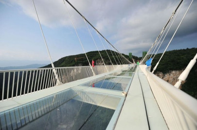 china invites reporter to slam sledgehammer on world s highest glass bridge