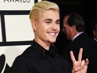 watch justin bieber falls off stage during concert