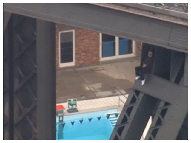the man climbed up an arch of the sydney harbour bridge photo screengrab