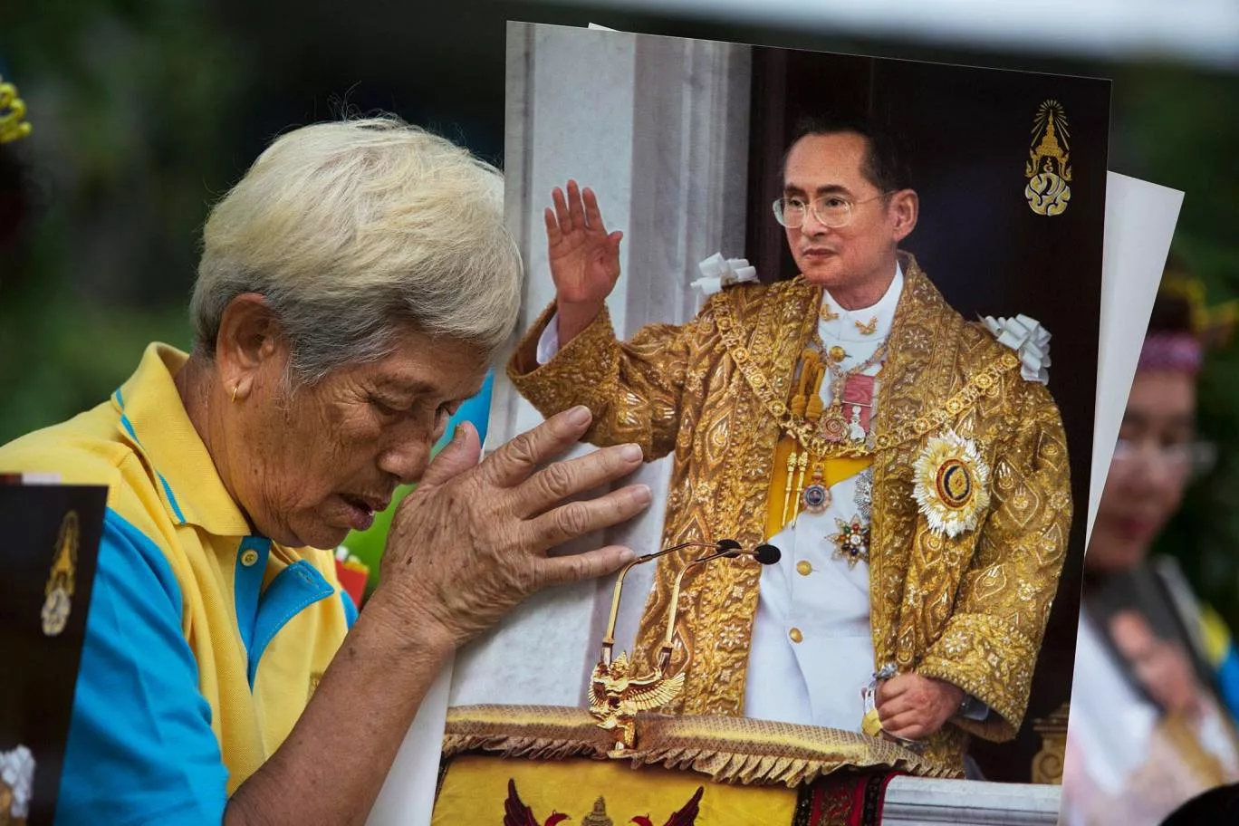 a thai woman prays for ailing king bhumibol adulyadej at siriraj hospital bangkok photo getty a thai woman prays for ailing king bhumibol adulyadej at siriraj hospital bangkok photo getty