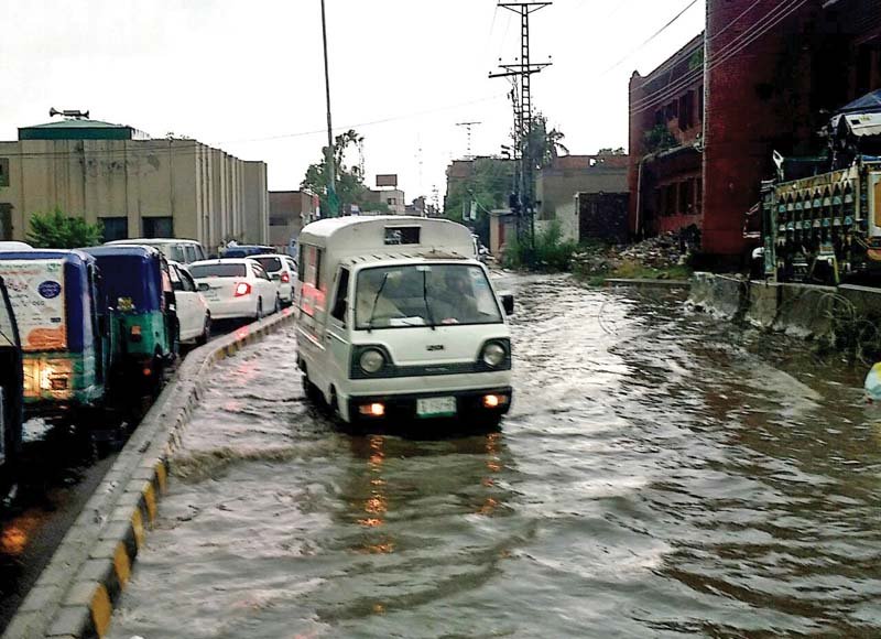 vehicles stranded in rain water in the city photo express