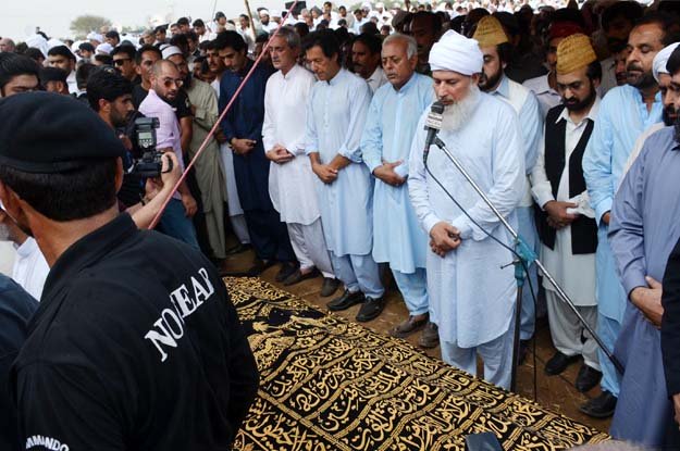 pti chief and others are offering the funeral prayers of mpa siddique khan photo inp