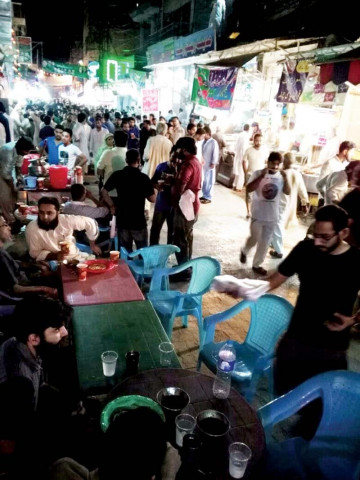 residents of twin cities throng kartarpura food street every night during ramazan photos mudassir raja