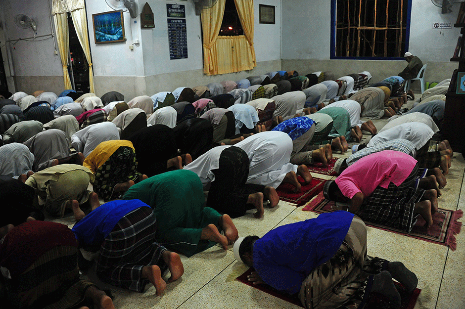 this photo taken on june 19 2016 shows men praying at a mosque during the month of ramazan in thailand 039 s southern province of narathiwat photo afp