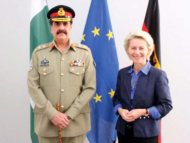 army chief gen raheel sharif poses for a picture with german defence minister ursula von der leyen photo ispr