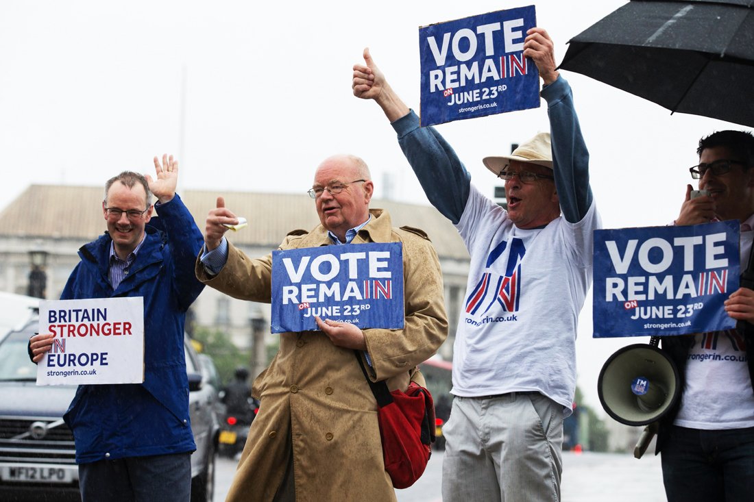 campaigners hold placards for 039 britain stronger in europe 039 the official 039 remain 039 campaign group seeking to avoid a brexit ahead of the forthcoming eu referendum in london on june 20 2016 afp photo