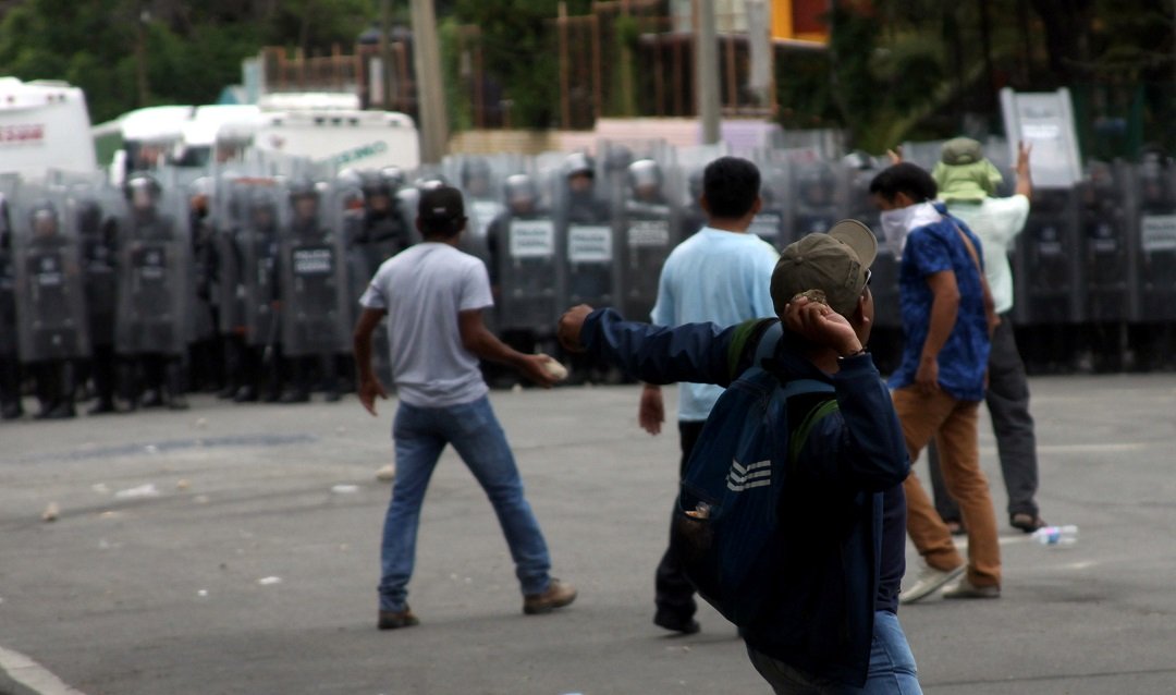 teachers clash with mexican federal police in oaxaca on june 20 2016 thousands of teachers protested in southern mexico on monday to denounce the deaths of eight people after violent weekend clashes that police blamed on unidentified gunmen photo afp