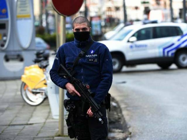 a belgian police officer stands guard during an anti terror raid in the schaerbeek   schaarbeek district of brussels on march 25 2016 photo afp