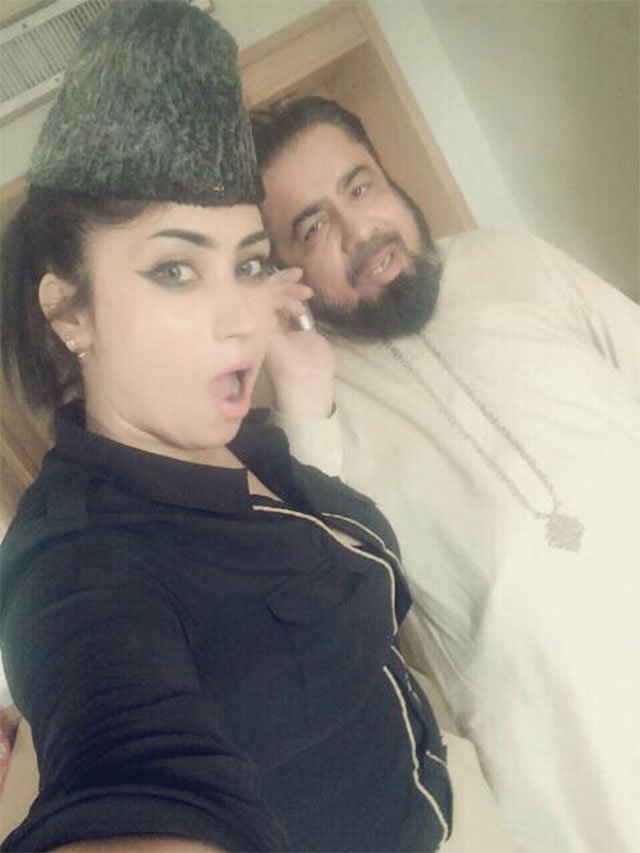 hafiz hamdullah takes a jibe at mufti qavi after pictures of his meeting with qandeel made rounds on social media photo source qandeel baloch facebook