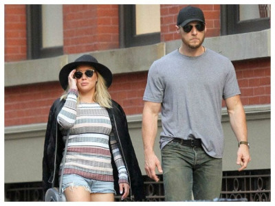hilary duff casually dating her trainer