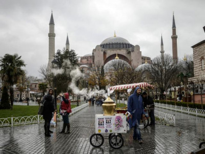 pre dawn quran readings stoke fears over istanbul s hagia sophia