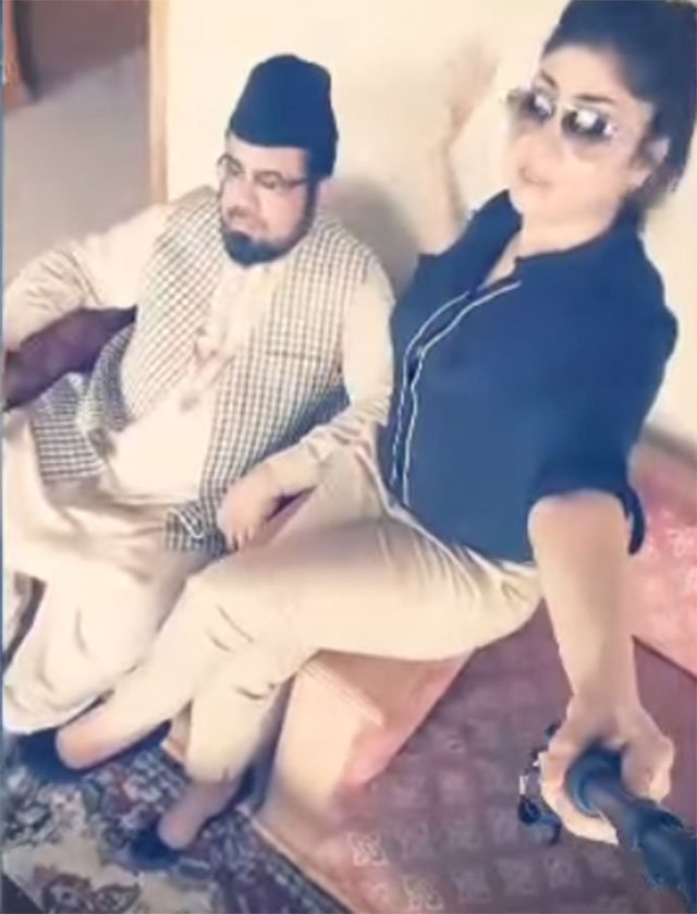 mufti abdul qavi with qandeel baloch screen grab