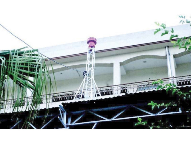 a siren mounted at a house in the city photo express a siren mounted at a house in the city photo express