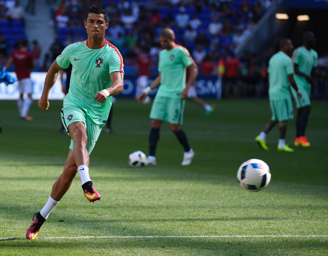 portugal 039 s forward cristiano ronaldo warms up prior to the euro 2016 group f football match between hungary and portugal at the parc olympique lyonnais stadium in decines charpieu near lyon on june 22 2016 photo afp