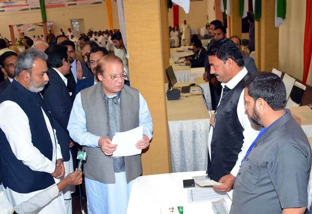 prime minister nawaz sharif inspects the kisan package disbursement centre in lodhran on november 6 2015 photo pid prime minister nawaz sharif inspects the kisan package disbursement centre in lodhran on november 6 2015 photo pid
