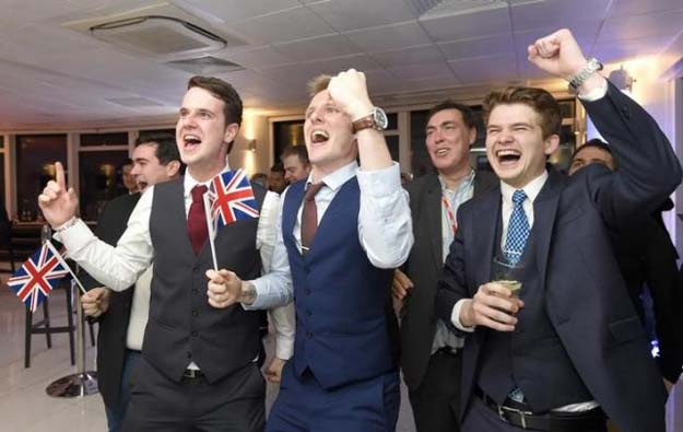 leave supporters cheer results at a leave eu party after polling stations closed in the referendum on the european union in london britain june 23 2016 photo reuters