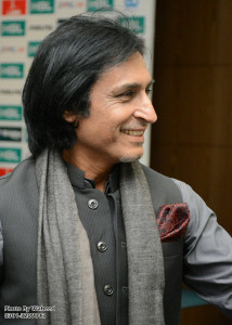 ramiz raja roasts pti supporter over mufti qawi non issue