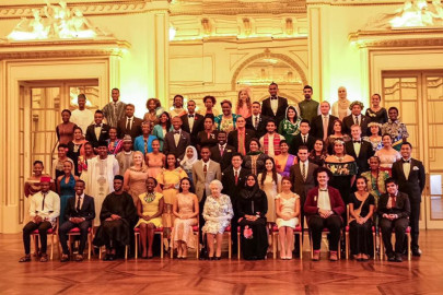 two pakistanis presented young leaders award by queen elizabeth two pakistanis presented young leaders award by queen elizabeth