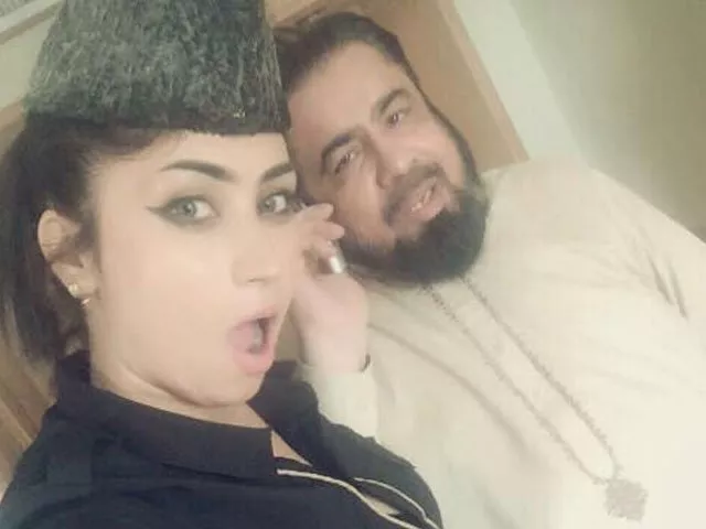 qandeel baloch with mufti abdul qawi photo facebook qandeel baloch with mufti abdul qawi photo facebook
