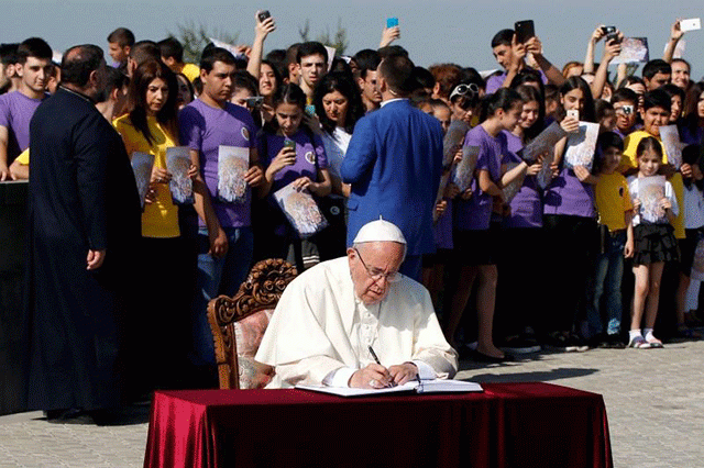 pope francis signs a visitors 039 book during a commemoration ceremony for armenians killed by ottoman turks at the tsitsernakaberd memorial complex in yerevan armenia june 25 2016 photo reuters pope francis signs a visitors 039 book during a commemoration ceremony for armenians killed by ottoman turks at the tsitsernakaberd memorial complex in yerevan armenia june 25 2016 photo reuters