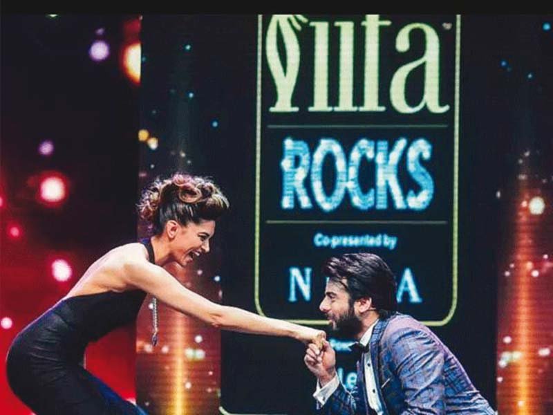 fawad also took to stage to sing the theme song of kal ho na ho for deepika photo publicity