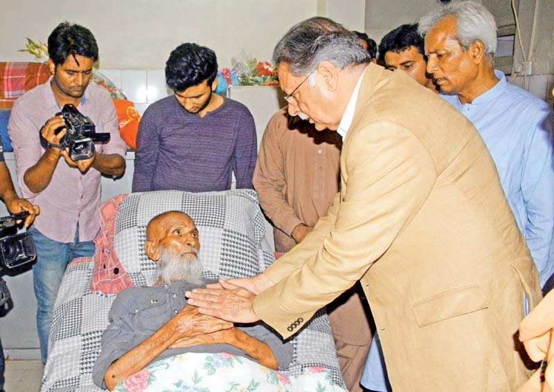 pervaiz rashid meets abdul sattar edhi at edhi home on sunday photo rashid ajmeri express