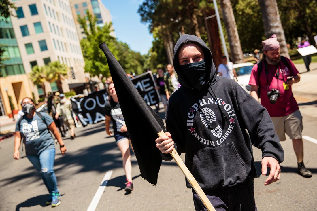 anti fascist counter protestors parade through sacramento after multiple people were stabbed during a clash between neo nazis holding a permitted rally and counter protestors on sunday at the state capitol in sacramento california united states june 26 2016 photo reuters