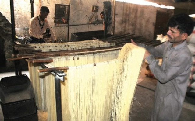 factory workers in rawalpindi are hard at making vermicelli photo agha mehroz express factory workers in rawalpindi are hard at making vermicelli photo agha mehroz express