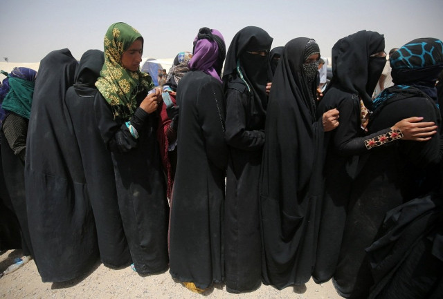 iraqi women displaced from the city of fallujah queue up to collect aid distributed photo afp iraqi women displaced from the city of fallujah queue up to collect aid distributed photo afp