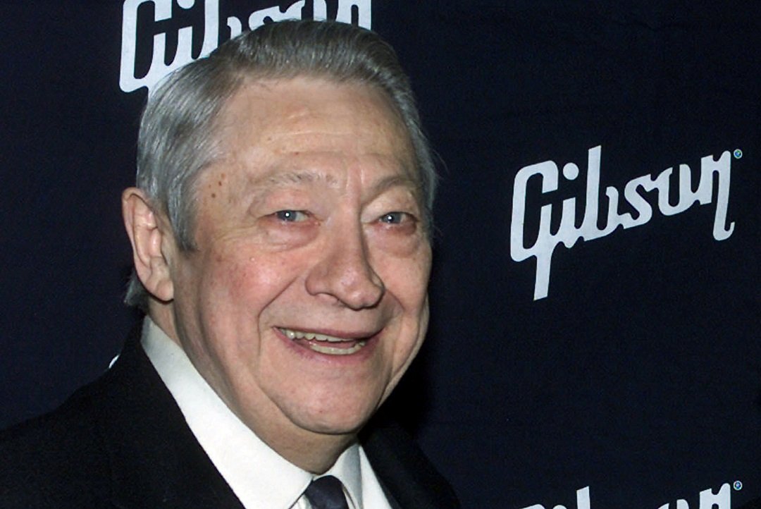 scotty moore who played guitar for the late elvis presley poses in hollywood february 26 2002 photo reuters
