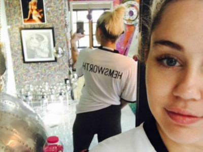 miley cyrus flaunts hemsworth t shirt