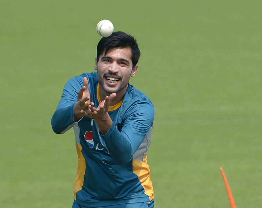 pakistan 039 s mohammad amir catches a ball as he takes part in a training session ahead of the world t20 cricket tournament match at the eden gardens cricket stadium in kolkata on march 13 2016 photo afp