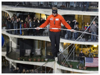 us daredevil crosses chicago skyline on a tightrope us daredevil crosses chicago skyline on a tightrope