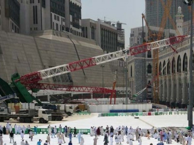 stampede near grand mosque injures 18 stampede near grand mosque injures 18