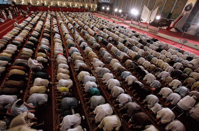 worshippers pray at the faisall masjid during ramazan on laylatul qadr in islamabad photo reuters
