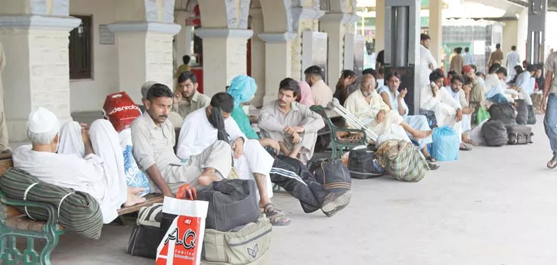 passengers travelling to their home towns to spend eid with their families despite increase in transport fares photos aysha saleem express passengers travelling to their home towns to spend eid with their families despite increase in transport fares photos aysha saleem express