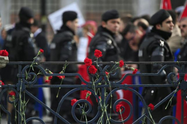 carnations with the turkish police in the background are placed at the site of tuesday 039 s suicide bomb attack at sultanahmet square in istanbul turkey january 15 2016 photo reuters carnations with the turkish police in the background are placed at the site of tuesday 039 s suicide bomb attack at sultanahmet square in istanbul turkey january 15 2016 photo reuters