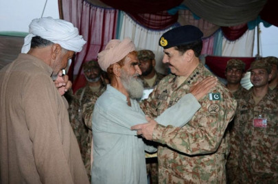 army chief shares iftar meal with tdps in bannu